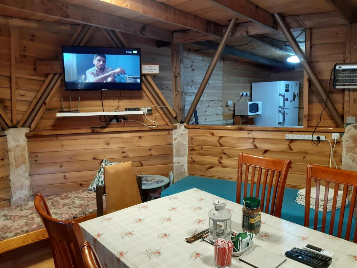 בקתת עץ בחורש במנות - דום גיאודזי - Wooden Cabin In Manot Kültér fotó