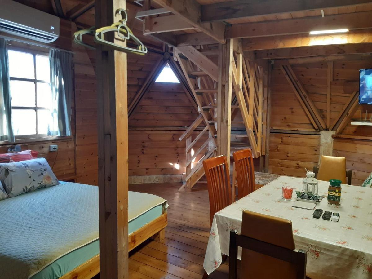 בקתת עץ בחורש במנות - דום גיאודזי - Wooden Cabin In Manot Kültér fotó