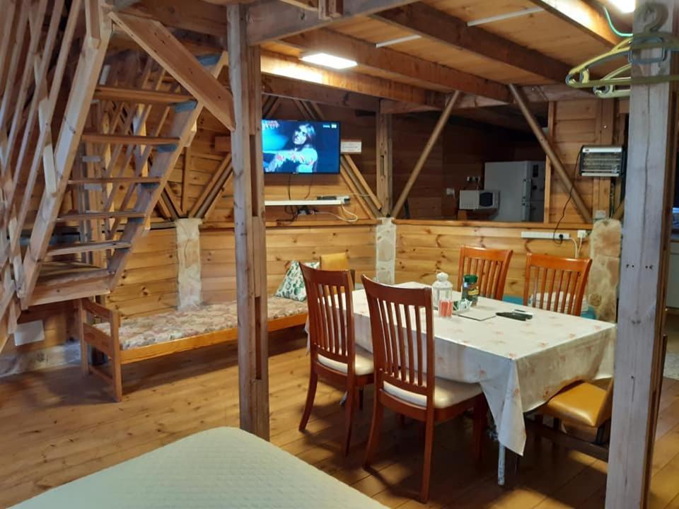 בקתת עץ בחורש במנות - דום גיאודזי - Wooden Cabin In Manot Kültér fotó