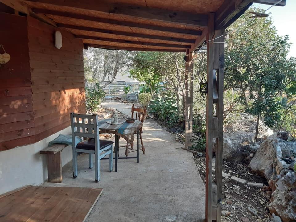 בקתת עץ בחורש במנות - דום גיאודזי - Wooden Cabin In Manot Kültér fotó