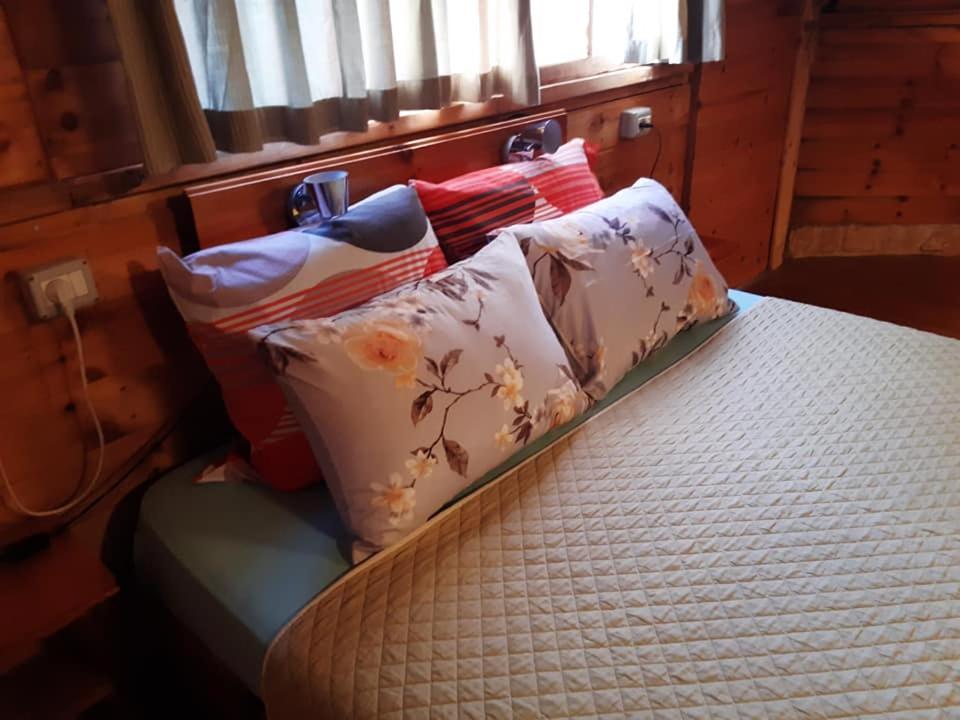 בקתת עץ בחורש במנות - דום גיאודזי - Wooden Cabin In Manot Kültér fotó
