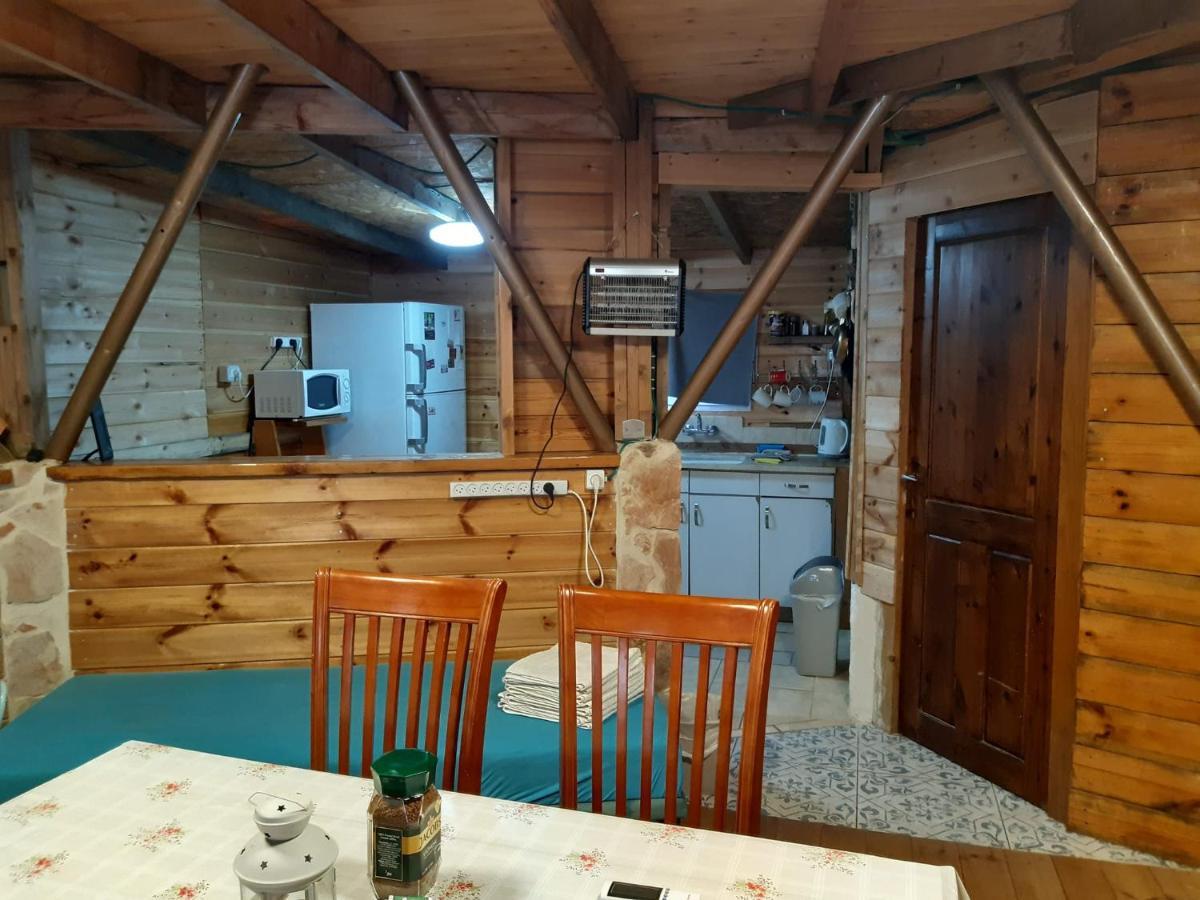 בקתת עץ בחורש במנות - דום גיאודזי - Wooden Cabin In Manot Kültér fotó