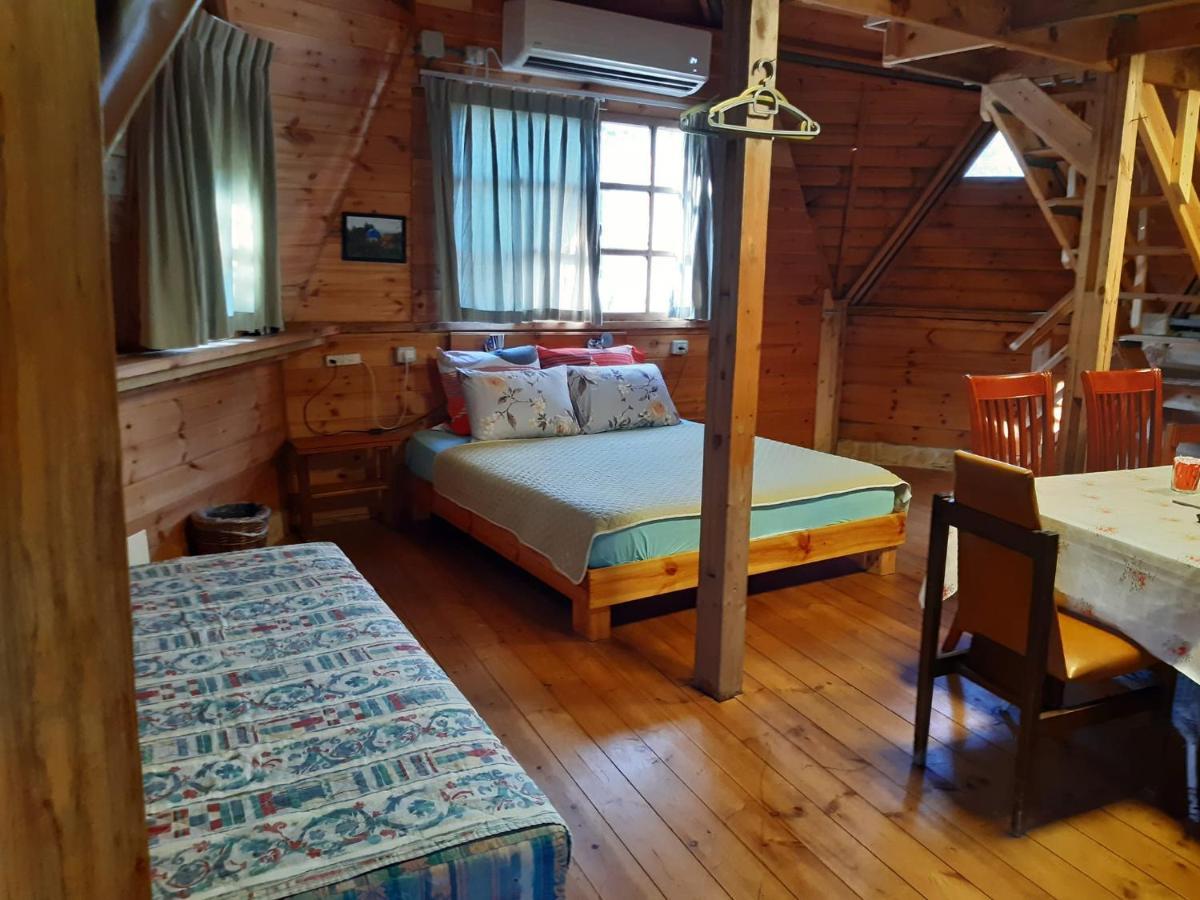 בקתת עץ בחורש במנות - דום גיאודזי - Wooden Cabin In Manot Kültér fotó