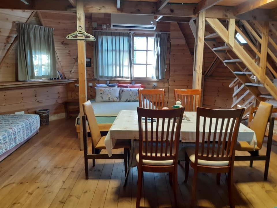 בקתת עץ בחורש במנות - דום גיאודזי - Wooden Cabin In Manot Kültér fotó
