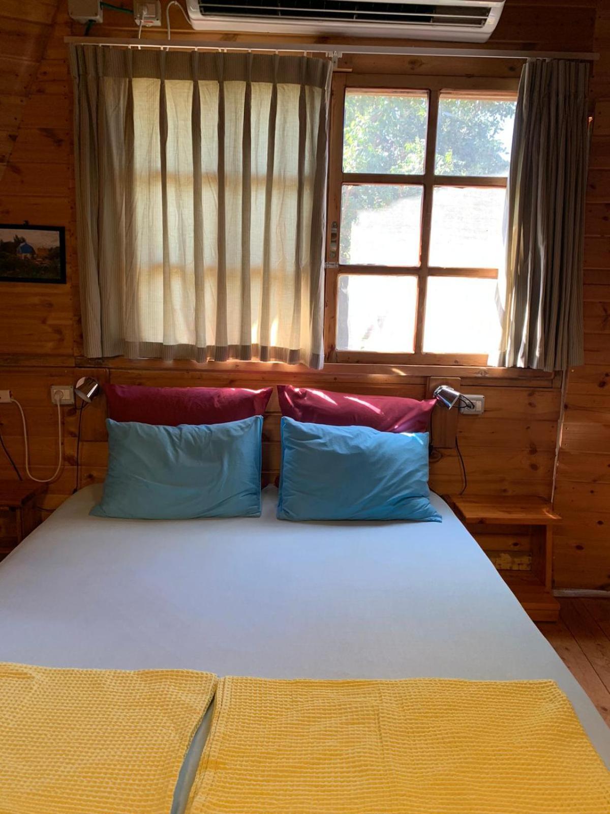 בקתת עץ בחורש במנות - דום גיאודזי - Wooden Cabin In Manot Kültér fotó