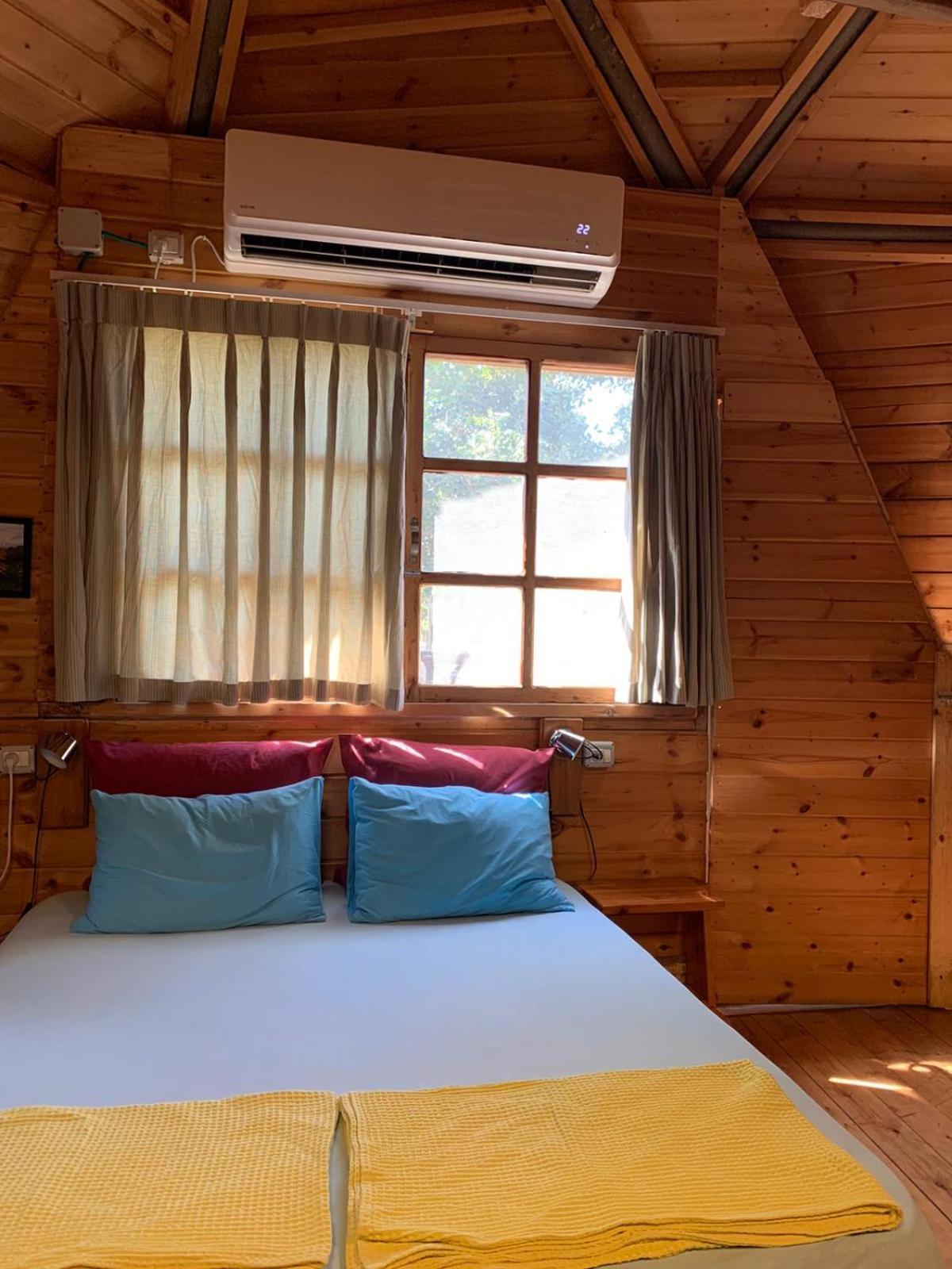 בקתת עץ בחורש במנות - דום גיאודזי - Wooden Cabin In Manot Kültér fotó