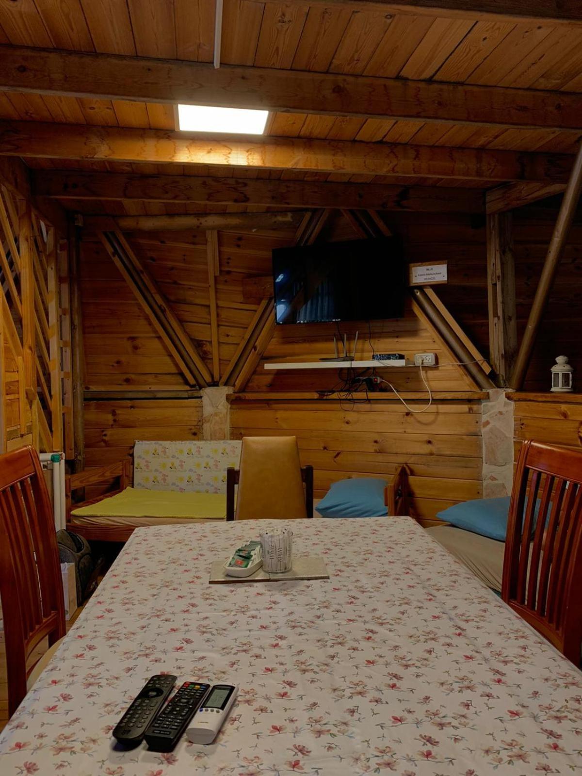 בקתת עץ בחורש במנות - דום גיאודזי - Wooden Cabin In Manot Kültér fotó
