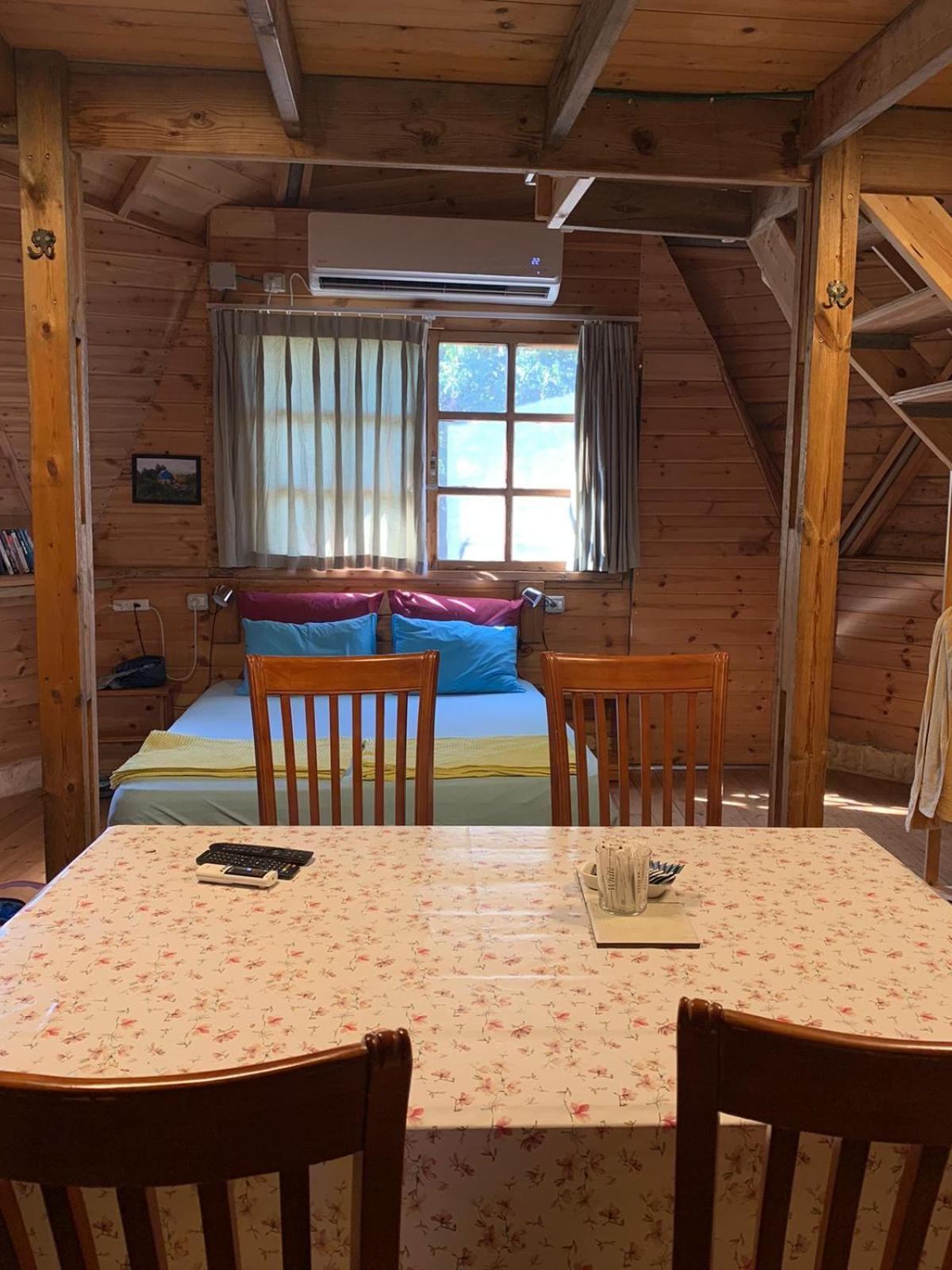 בקתת עץ בחורש במנות - דום גיאודזי - Wooden Cabin In Manot Kültér fotó